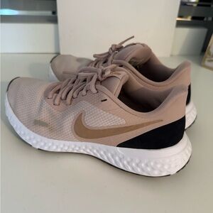 Nike Women's Beige and Black Athletic Shoes